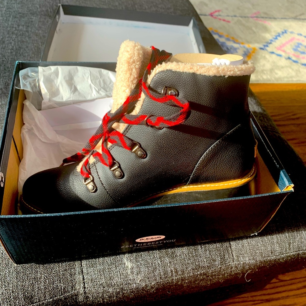 Super cute, so cozy never been worn Dr Scholls boots